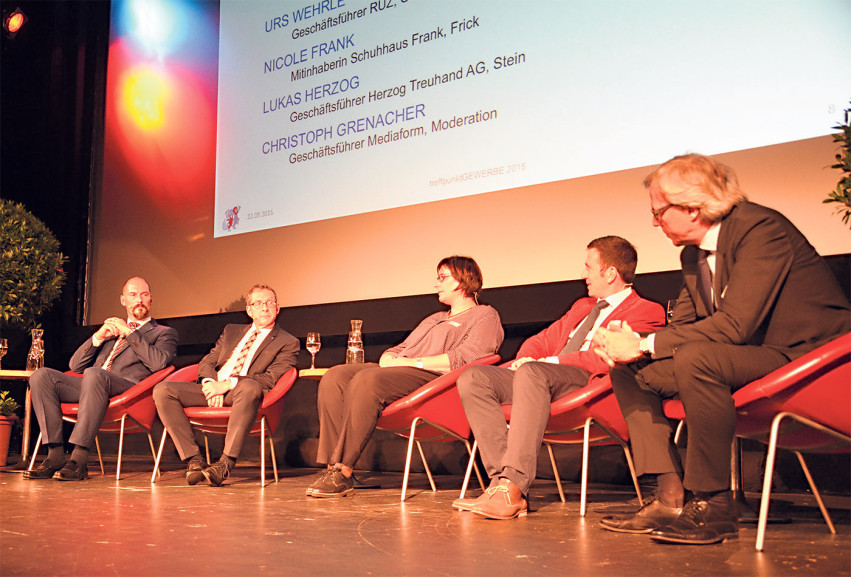 Vertreter aus Politik, Gewerbe und Forschung diskutieren an der Podiumsveranstaltung in Frick.