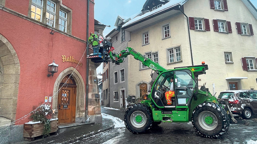 Mitglieder des Dekoteams beim Einsatz.