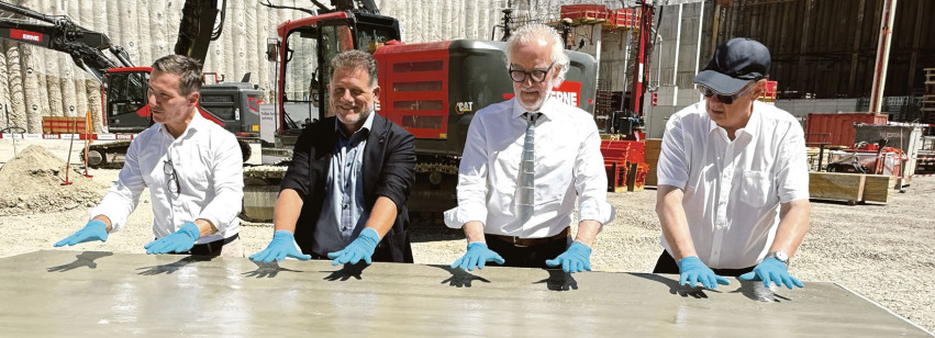 Giuseppe Santagada (von links), Marcel Aumer, Christian Frei und Erich Erne drückten ihre Hände in eine frisch gegossene Betonplatte. Die Platte wird künftig ein Bestandteil eines riesigen Bauwerks sein.