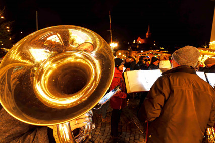 Die Stadtmusik Laufenburg spielte zur Eröffnung der Altstadtweihnacht auf.