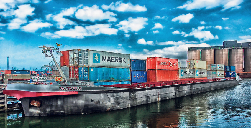Container, die nicht termingerecht entladen werden konnten und Schiffe, die in den Häfen stehen blieben (im Bild Rotterdam) haben ihre Auswirkungen bis ins Fricktal.